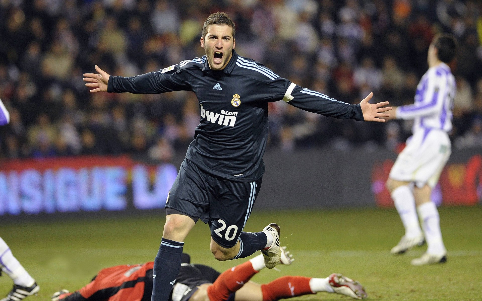 田径赛场焦点！美国队对阵俄罗斯队，连胜纪录继续刷新，球队势不可挡